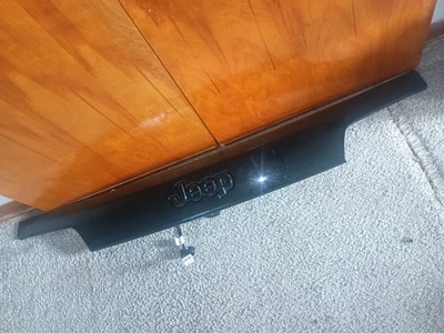 Jeep Grand Cherokee WK 2015-2022 puerta levadiza trasera moldura panel de cubierta fabricante de equipos originales negro_PXJ Foto 1 de 4