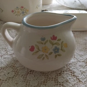 Pfaltzgraff perennials medley collection floral blue rim gravy boat USA - Picture 1 of 4