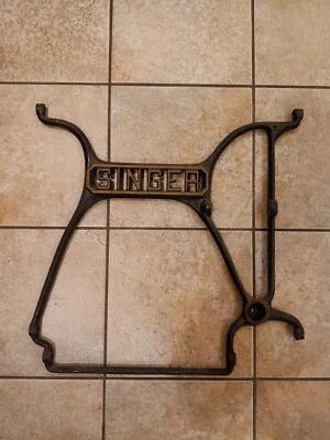 Antigua máquina de coser Singer Treadle base de hierro fundido soporte central Foto 1 de 4
