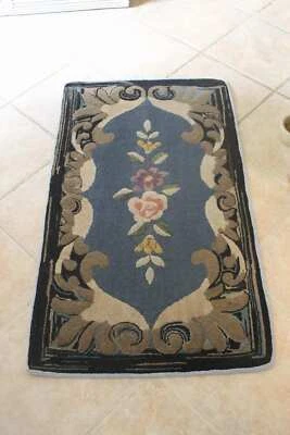 Alfombra antigua antigua enganchada excelente 29 por 51 Foto 1 de 4