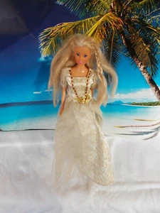 Barbie Puppe, mit weißen Kleid, lange blonde Haare - Bild 1 von 1