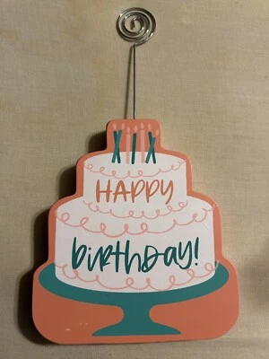 Clip de madera para fotos de feliz cumpleaños sobre escritorio Foto 1 de 2