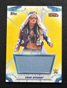 Topps Women's Division Royal Rumble 2021 Toni Storm Auténtico Mat Reliquia/10 - Imagen 1 de 2