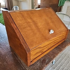 Portapane in legno fatto a mano con coperchio a cerniera cucina scrivania portaoggetti 16,5 x 10 x 10 - Foto 1 di 12