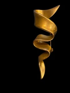 VINTAGE M.J. ENT LARGE BOLD COUTURE GOLD TONED METAL RIBBON STYLE PIN OR BROOCH - Picture 1 of 3