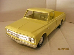 1968 CHEVROLET FLEETSIDE PICKUP 1/25 scale - PROMO , YELLOW W/SIDE MARKER LITES - Picture 1 of 10