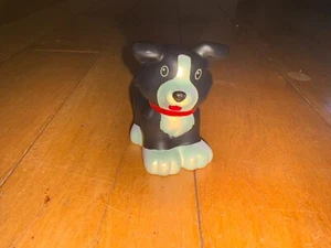 Fisher Price Statuina Collare Rosso Cane Nero Bianco Piccolo Popolo Fattoria Animale - Foto 1 di 3