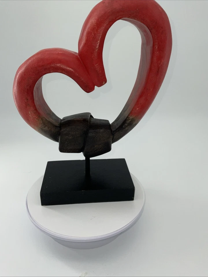 Arte artesanal de escultura de nudo de corazón de amor rojo y negro de madera sobre pedestal Foto 1 de 4