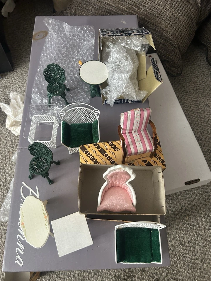 Enorme Lote de Mesas y Sillas Miniatura para Casa de Muñecas Concord Muebles de Patio Foto 1 de 1