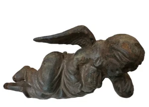Antigua estatuilla de ángel jardín o puerta tope hierro fundido 3” X 7” ángel descansando - Imagen 1 de 4