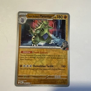 Team Rocket's Tyranitar 096/182 Sv10: Destined Rivals Reverse Holo - Imagen 1 de 2
