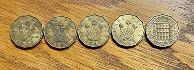 LOTE DE 5 MONEDAS DE 3 PENIQUES GRAN BRETAÑA 1941, 1942, 1943, 1943 Y 1955. Foto 1 de 2