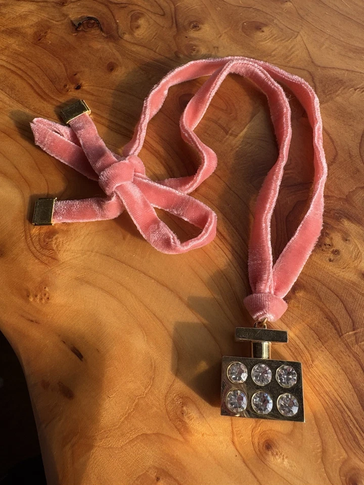 COLLAR DE TERCIOPELO ROSA MICHAEL KORS CON COLGANTE CON DIJE DE BOTELLA DE PERFUME Foto 1 de 4