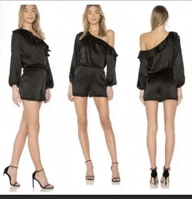 Bermuda macacão KARINA GRIMALDI seda preta babado um ombro $295 - Imagem 1 de 2