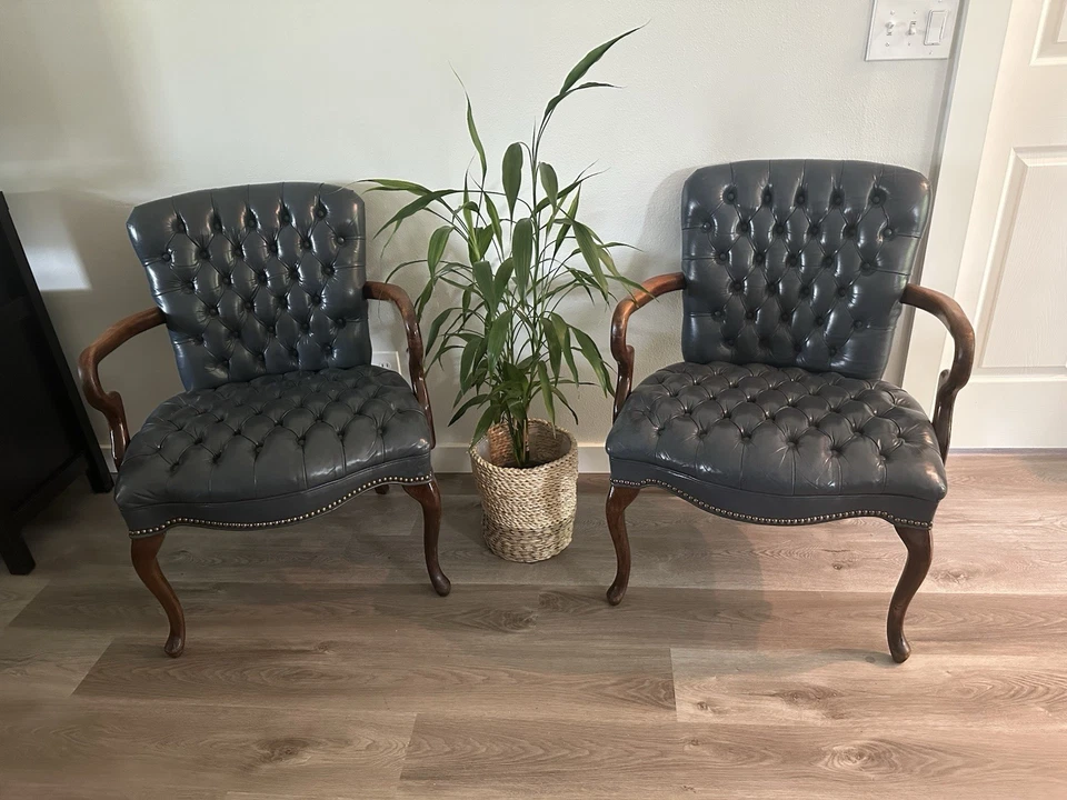 HICKORY CHAIR COMPANY "BONITO" PAR DE SILLAS DE BIBLIOTECA DE CUERO CHESTERFIELD DE COLECCIÓN Foto 1 de 4