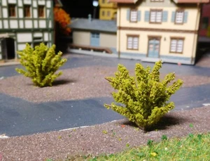 10 dunkelgelbgrüne Büsche, Sträucher, 40 mm hoch, für den Landschaftsbau - Bild 1 von 12