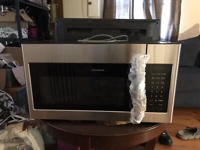 Frigidaire FFMV1846VS 1,8 ft³ Horno microondas sobre la gama 1000 W ft Foto 1 de 3