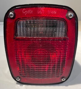GROTE 53762 TRES TACOS DOBLE MÉTRICO PAQUETE ROJO PARADA COLA LUZ DE GIRO CON LUZ DE LICENCIA - Imagen 1 de 5