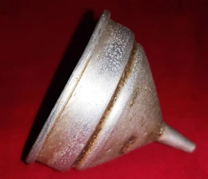 Nr. 684/8 ALTER KLEINER TRICHTER AUS ALUMINIUM FÜR DAMPFMASCHINE 4 CM  - Bild 1 von 5