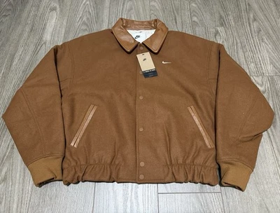 Chaqueta Universitaria Nike Solo Swoosh Lana Talla Pequeña Marrón Claro Orewood Negro Foto 1 de 3