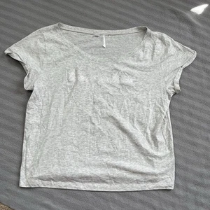 Travis Mathew graues T-Shirt großer gestickter Name auf der Vorderseite - Baumwolle hergestellt in Peru - Bild 1 von 9