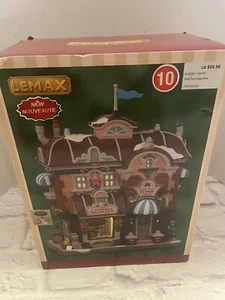Lemax OLDE TIME FUDGE SHOP Natale 2022 #25898 Lit Caddington Village NUOVO - Foto 1 di 15