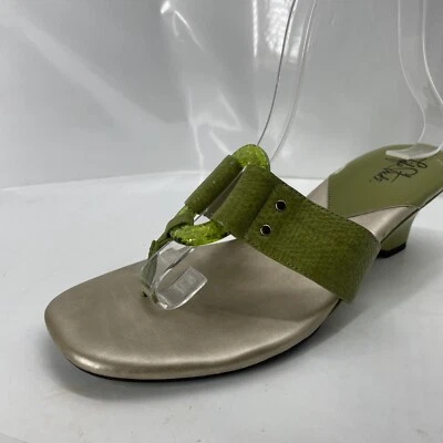 Sandalias de tacón de cuña Life Stride 8M para mujer de cuero sintético ovaladas con detalles de joyas Foto 1 de 4