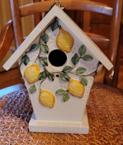 Casetta per uccellini rustica in legno di campagna con accenti di limone e vite 8,5" (AB2) - Foto 1 di 6