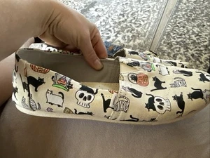 New women's 8 Toms  Halloween Witches & Cats Haunted House shoes - Picture 1 of 7