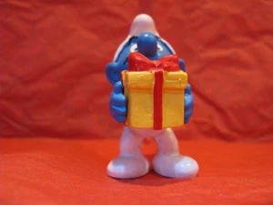 Vintage Smurfs PVC figure - Smurf with Christmas present - 2" 1969 - Bild 1 von 3