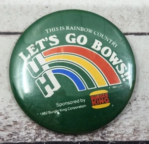 UH Universidad de Hawaii Let's Go Arcos Burger King Pin Botón Trasero Arco Iris 1982 - Imagen 1 de 3