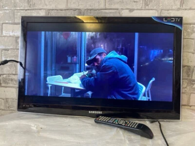 Samsung UE32C4000PWXXU 32 inch HD 1080p ultra thin LED TV - Image 1 of 3