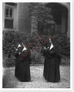 Foto religiosa de haluro de plata 8x10 de monjas católicas leyendo caminando en procesión de 8x10 - Imagen 1 de 1
