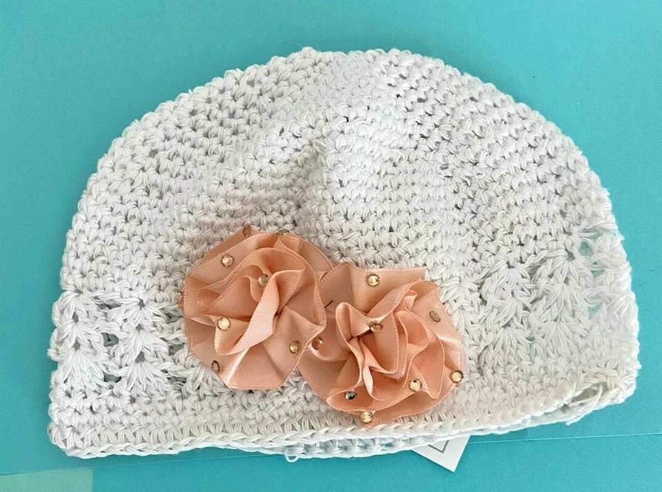 Sombrero calavera tejido para bebé niña decorado a mano en blanco con flores de melocotón Foto 1 de 1