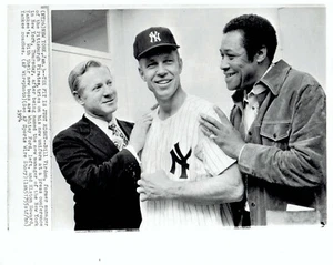 1974 Foto de prensa de los Yankees de Nueva York Whitey Ford, Elston Howard y Bill Virdon - Imagen 1 de 2