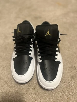 air jordan 1 низкий белый/черный/металлический золотой - Изображение 1 из 4