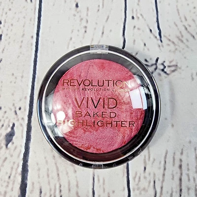 ❤ Makeup Revolution Vivid Baked Highlighter in Rose Gold ❤ - Image 1 of 2