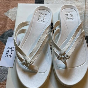 Naturalizer White Daisy Studded Slip On Flip-Flip Thong Sandals Shoes Sz 6 - Picture 1 of 6