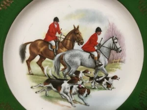 Fox Hunt Hunting Pair Of Horses Decorative Plate Green Rim - Foto 1 di 3