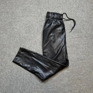 Joggers Abercrombie & Fitch negros de tiro alto de cuero sintético talla pequeña - Imagen 1 de 7