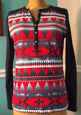 CHAPS HENLEY ROJO AZUL - ESTAMPADO TRIBAL - MANGA LARGA - PEQUEÑO - NUEVO CON ETIQUETAS Foto 1 de 4