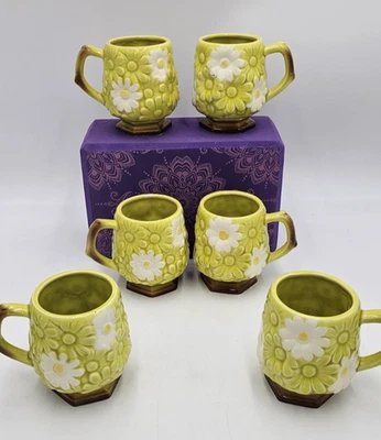 Juego de 6 tazas de café con patas blancas amarillas patrón margarita en mal estado de mediados de siglo Foto 1 de 4