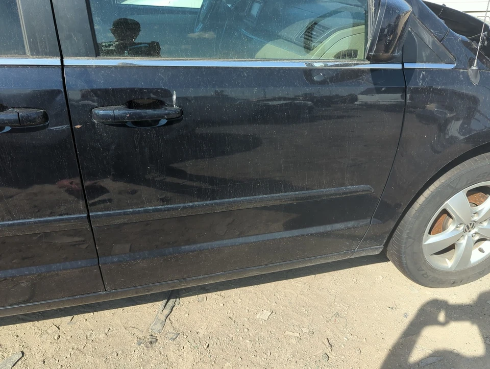 2009-2014 Volkswagen Routan Passenger Front Door Oem RG0K4 - Image 1 of 1