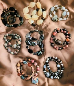 SECHZEHN SCHÖNE DEHNBARE ARMBÄNDER AUS EICHE FÜR SETS ODER ZUM EINMALIGEN TRAGEN - Bild 1 von 9