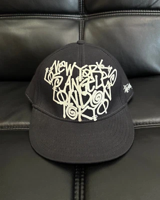 Gorra ajustada negra rara vintage Stussy Graffiti World Tour - talla mediana / 7 Foto 1 de 4