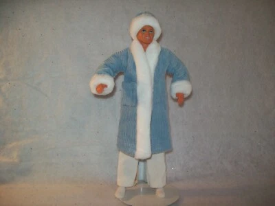 Kens Lt 蓝色灯芯绒外套带白色人造毛皮装饰 & Wht 丝绒衬里 + 帽子 {S} — 第 1/2 张图片