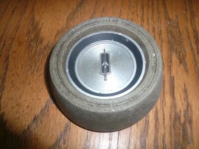 OLDSMOBILE CUTLASS 442? Tapa botón bocina volante deportivo - Verde - OEM Foto 1 de 2