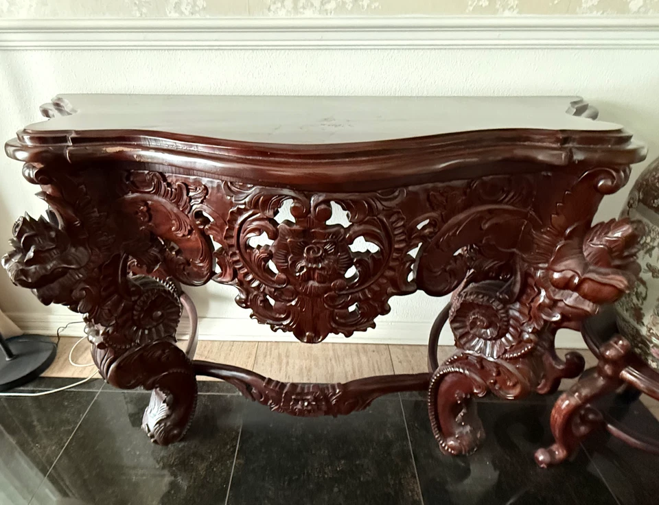 Mesa consola caoba altamente tallada - diseño floral y de desplazamiento ornamentado Foto 1 de 3