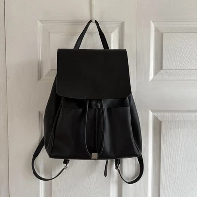 Mochila Zara preta de couro sintético tamanho médio carreira escritório professor faculdade - Imagem 1 de 4