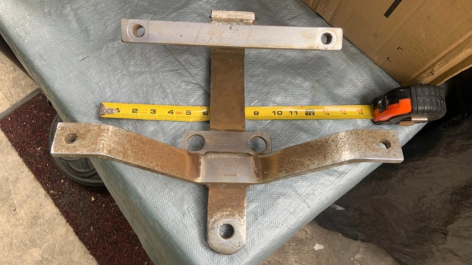 Draw-Tite trailer hitch for 1967-68 Mercury Cougar Foto 1 de 4